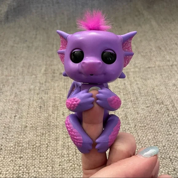 WowWee Toys Fingerlings Glitter Dragon Kaylin Collectible Pet